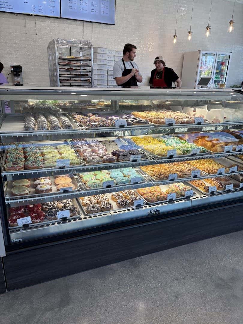 Dee's Donuts and Pastry — Bakeries & Desserts photo 3 of 5