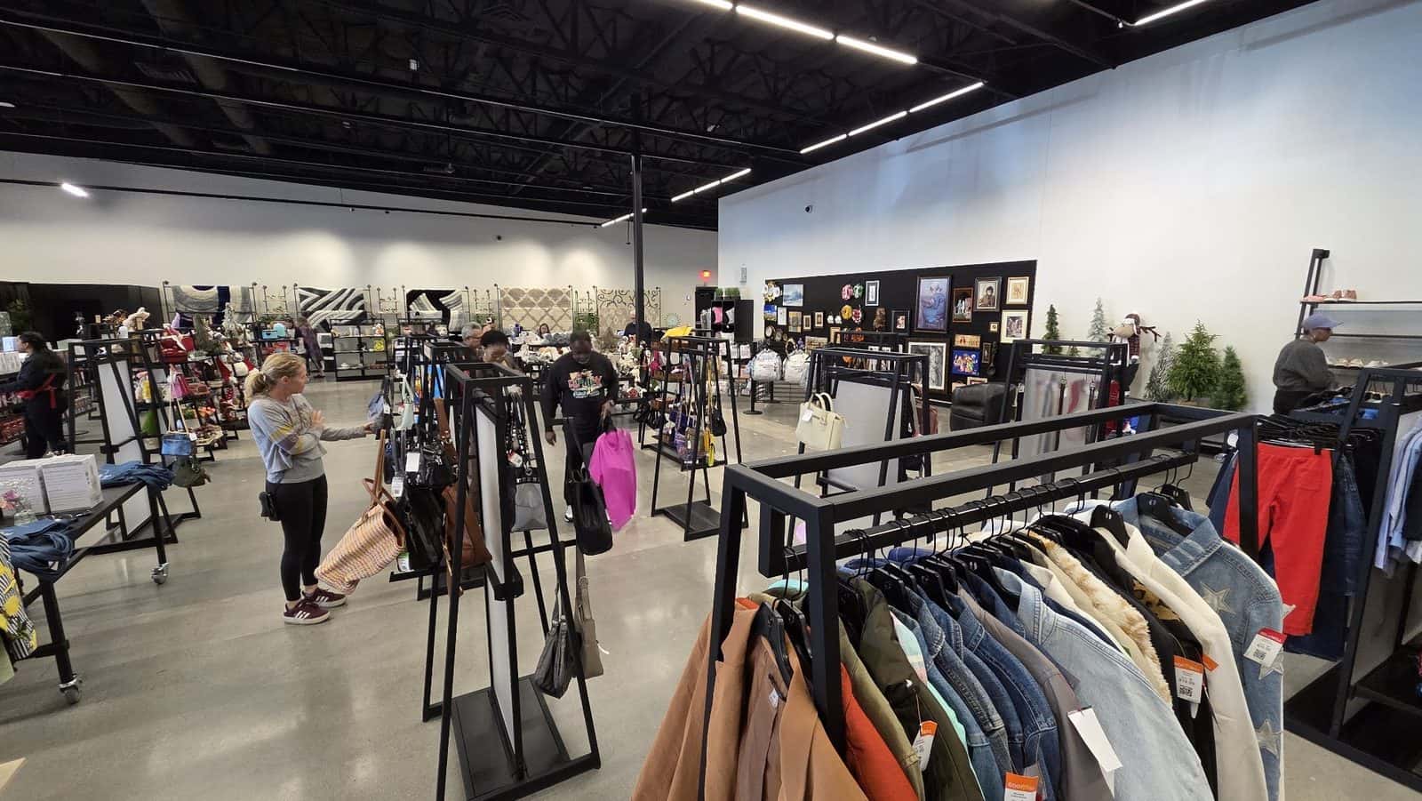 Goodwill Déjá Blue Boutique — Retail & Boutiques photo 2 of 5