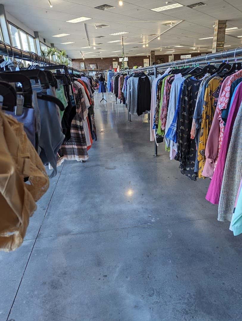 Castaways Resale Store — Retail & Boutiques photo 3 of 5