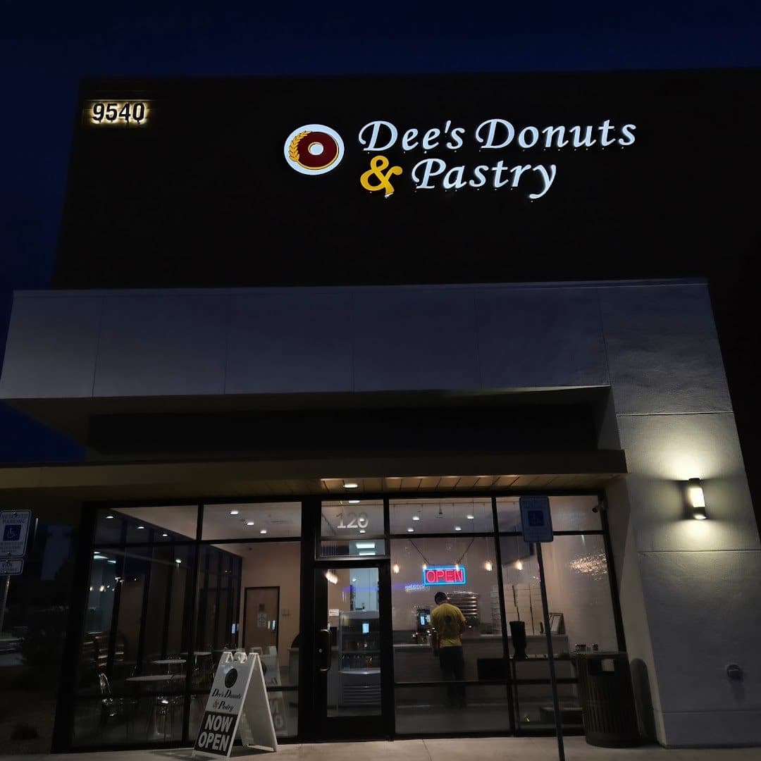 Dee's Donuts and Pastry — Bakeries & Desserts photo 1 of 5