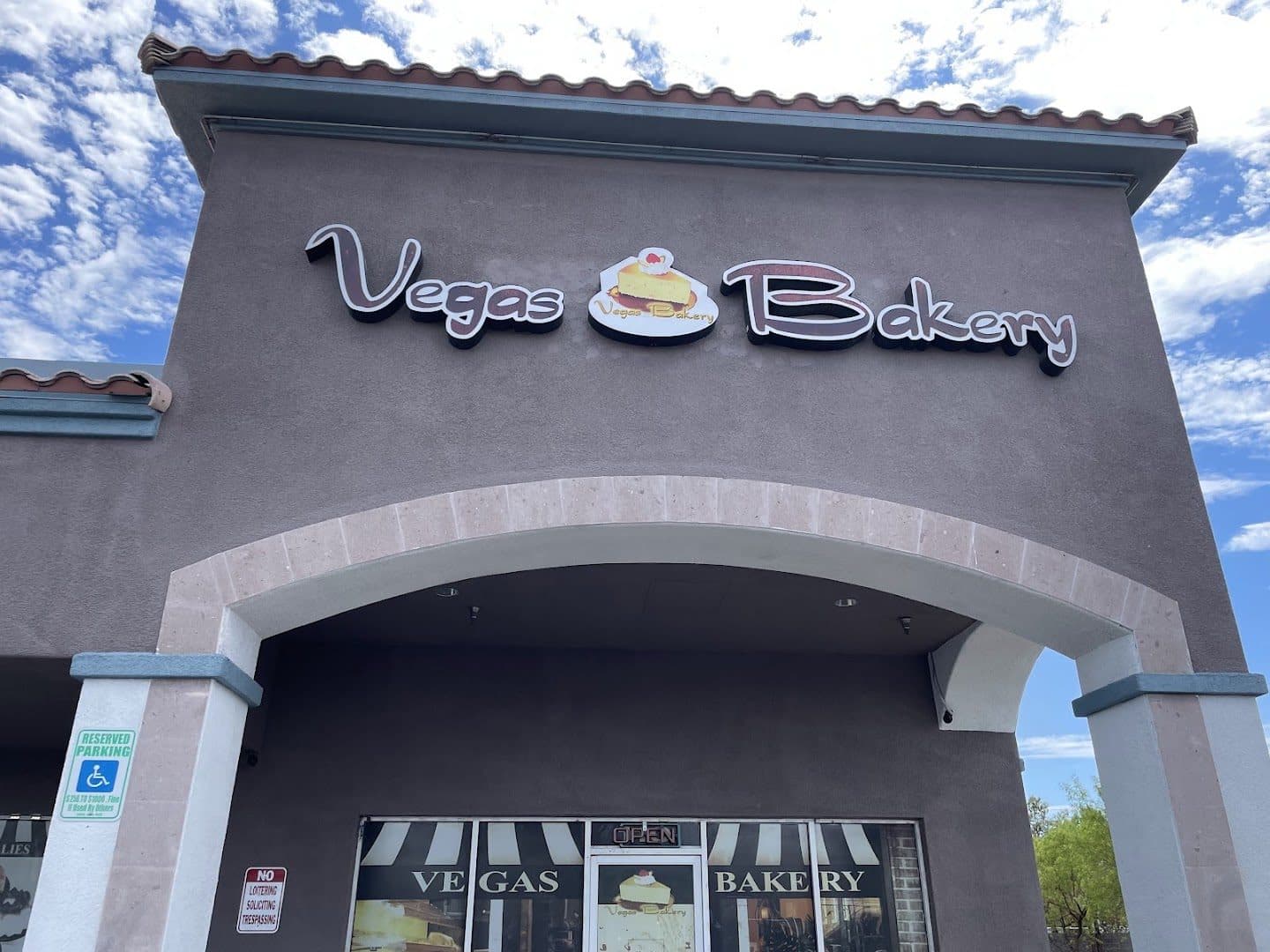 Vegas Bakery — Bakeries & Desserts photo 1 of 5