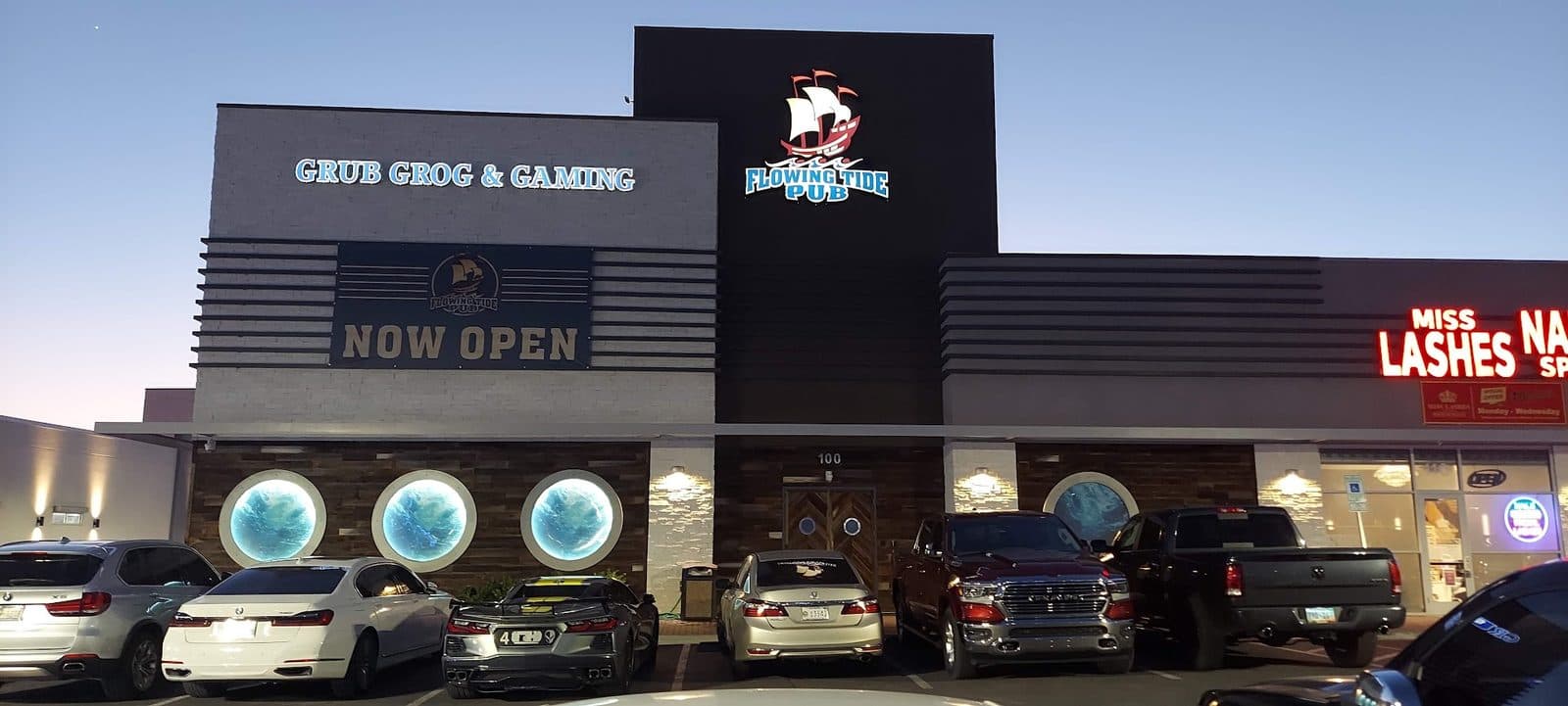 Flowing Tide Pub 8 — Restaurants photo 1 of 5