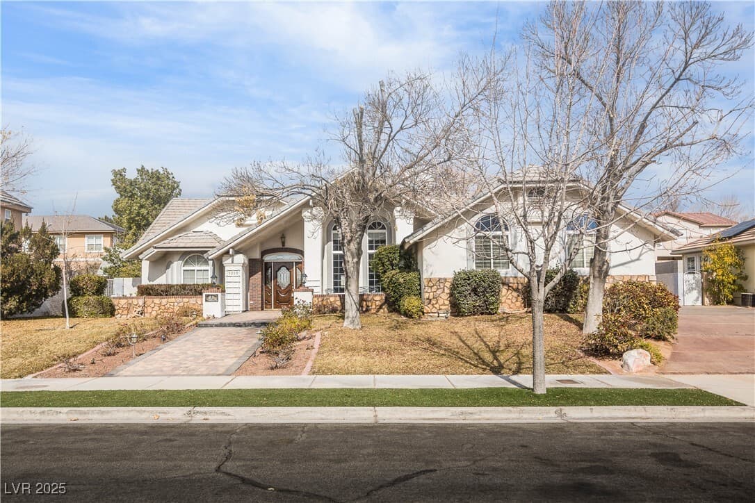 Beauty in Los Vecinos Boasts Vaulted Ceilings, Loft & RV Parking